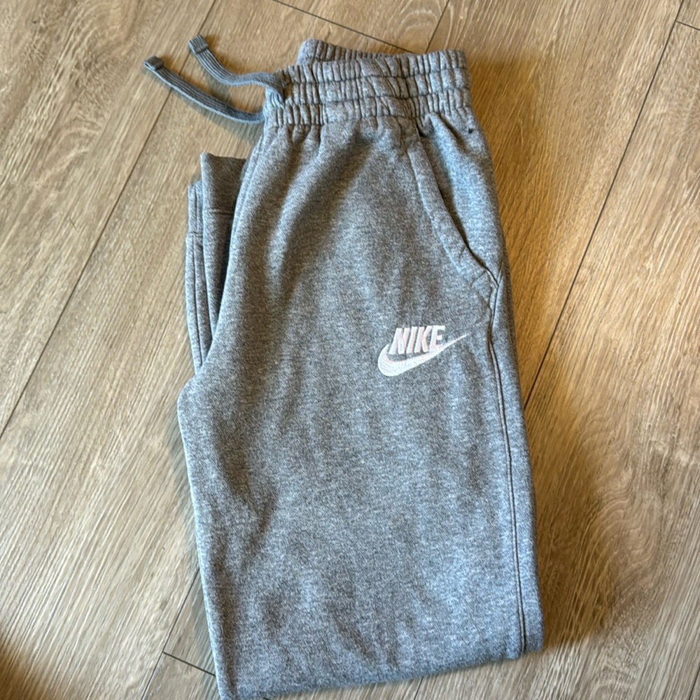 Big kids Boys Large Nike Joggers in grey